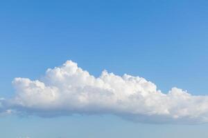 claro azul cielo con grande blanco nubes foto