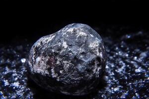 jaffeite es raro precioso natural Roca en negro antecedentes. . encabezamiento bandera Bosquejo con espacio. foto