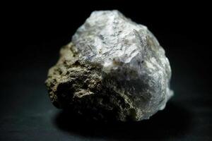 veatchita fósil mineral Roca. geológico cristalino fósil. oscuro antecedentes de cerca. foto