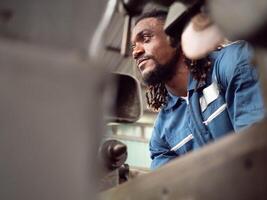 masculino hombre sur africano americano labor día chico Caballero trabajo trabajo industria problema cerca arriba agotamiento ingeniero capataz tecnología trabajo excesivo fábrica frustración fabricación fracaso estrés técnico foto