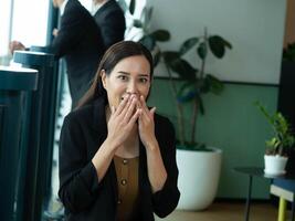 hembra mujer mujer de negocios dama niña bonito hermosa Mira a cámara persona personas humano sorpresa joven adulto retrato expresión asombrado emoción sensación estilo de vida cara Copiar espacio facial casual estudiante foto