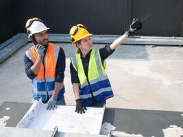 hembra mujer hombre masculino persona personas señalando dedo ingeniero arquitectura Plano negocio plan proyecto construcción trabajo en equipo ayuda apoyo desarrollo Plano proyecto equipo gerente idea papeleo foto