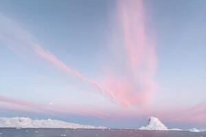 un rosado cielo con nubes terminado un iceberg foto