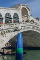 Venecia, Italia - abril 2,2023. Venecia grandioso canal, turistas montando góndolas foto