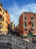 Venecia, Italia - abril 2,2023. Venecia grandioso canal, turistas montando góndolas foto