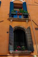 un antiguo ventana con persianas de un casa en Venecia. foto