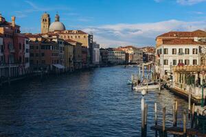 Venecia, Italia - abril 2,2023. Venecia grandioso canal, ver de el rialto puente y gondoleros foto