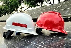 el plastico la seguridad casco aislado en panel surya antecedentes foto