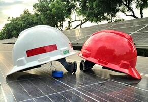 el plastico la seguridad casco aislado en panel surya antecedentes foto