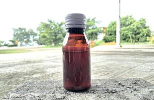 ámbar pequeño medicina vaso botella para Bosquejo colección foto