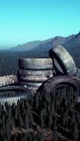 pneus de voiture abandonnés dans les montagnes video