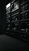 data center com várias fileiras de racks de servidores totalmente operacionais video