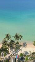 pessoas relaxante dentro cristal Claro turquesa mar em tropical ilha dentro Tailândia video