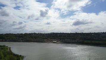 alto ángulo drones cámara imágenes de Rochester ciudad situado en río támesis, Inglaterra unido Reino. abril 20, 2024 video