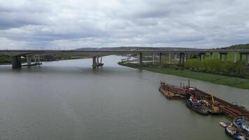 Alto ângulo drones Câmera cenas do Rochester cidade localizado em rio Tamisa, Inglaterra Unidos reino. abril 20, 2024 video