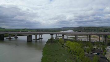 hoog hoek drone's camera beeldmateriaal van Rochester stad gelegen Aan rivier- Theems, Engeland Verenigde koninkrijk. april 20e, 2024 video