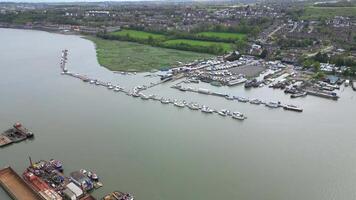 hög vinkel drönare kamera antal fot av rochester stad belägen på flod Thames, England förenad rike. april 20:e, 2024 video