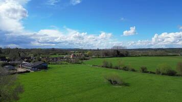 aéreo ver de británico campo paisaje cerca aylesbury ciudad de Inglaterra Reino Unido video