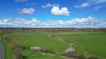 aéreo Visão do britânico campo panorama perto Aylesbury cidade do Inglaterra Reino Unido video