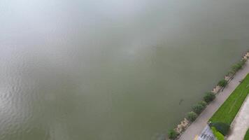 hög vinkel drönare kamera antal fot av rochester stad belägen på flod Thames, England förenad rike. april 20:e, 2024 video