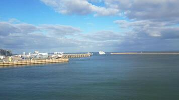 Alto ângulo Visão do dover porta e oceano, Inglaterra ótimo bretanha. abril 20, 2024 video