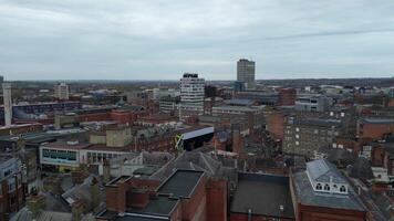 aéreo Visão do central Leicester cidade do Inglaterra Unidos reino durante nublado e ventoso dia. abril 8º, 2024 video