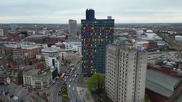 aéreo ver de central Leicester ciudad de Inglaterra unido Reino durante nublado y Ventoso día. abril 8, 2024 video