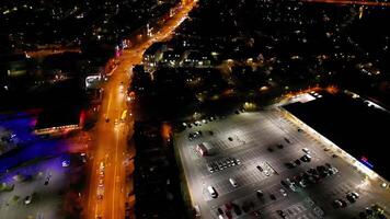 aéreo noche ver de iluminado histórico Cambridge ciudad centrar de cambridgeshire, Inglaterra unido Reino. marzo 21, 2024 video