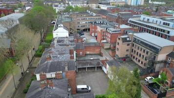 antenne visie van centraal Leicester stad van Engeland Verenigde koninkrijk gedurende bewolkt en winderig dag. april 8e, 2024 video