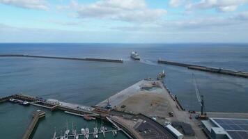 Alto ângulo Visão do dover porta e oceano, Inglaterra ótimo bretanha. abril 20, 2024 video