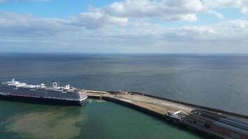 Alto ângulo Visão do dover porta e oceano, Inglaterra ótimo bretanha. abril 20, 2024 video