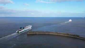 hoch Winkel Aussicht von Dover Hafen und Ozean, England großartig Großbritannien. April 20., 2024 video