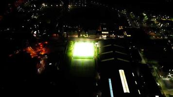 aéreo noche ver de iluminado histórico Cambridge ciudad centrar de cambridgeshire, Inglaterra unido Reino. marzo 21, 2024 video