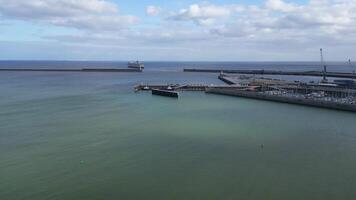 Alto ângulo Visão do dover porta e oceano, Inglaterra ótimo bretanha. abril 20, 2024 video