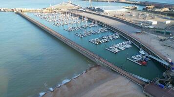 Alto ângulo Visão do dover porta e oceano, Inglaterra ótimo bretanha. abril 20, 2024 video