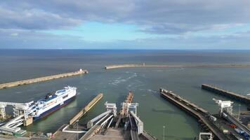 Alto ângulo Visão do dover porta e oceano, Inglaterra ótimo bretanha. abril 20, 2024 video