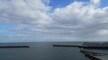 Alto ângulo Visão do dover porta e oceano, Inglaterra ótimo bretanha. abril 20, 2024 video