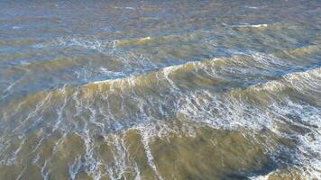 hög vinkel se av botanik strand och hav se under solnedgång på bredtrappa, England förenad rike. april 21:a, 2024 video