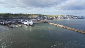 Alto ângulo Visão do dover porta e oceano, Inglaterra ótimo bretanha. abril 20, 2024 video