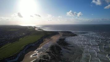 Alto ângulo Visão do botânica de praia e mar Visão durante pôr do sol às andar largo, Inglaterra Unidos reino. abril 21, 2024 video