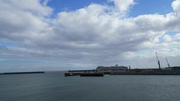 alto ángulo ver de Dover Puerto y océano, Inglaterra genial Bretaña. abril 20, 2024 video