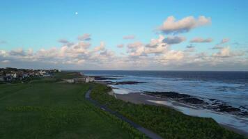 alto ángulo ver de botánica playa y mar ver durante puesta de sol a escaleras anchas, Inglaterra unido Reino. abril 21, 2024 video