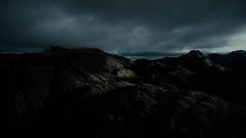 nuageux montagnes à nuit aérien vue video