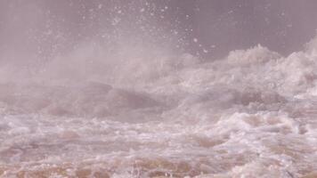 turbulent des eaux dans rivière video