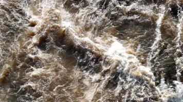 turbulento aguas en río después cascada en lento movimiento video