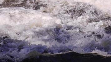 turbulent wateren in rivier- video