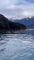 natur se och skön små städer på sjö thun, schweiz. video