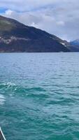 Natur Aussicht und schön klein Städte auf See Thun, Schweiz. video