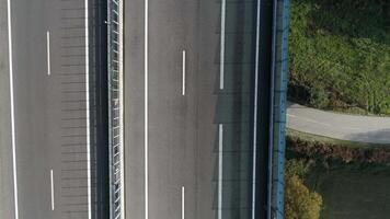 der Verkehr im Autobahn Antenne Aussicht video