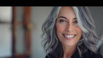 hermosa mujer con gris pelo sonriente confidente foto